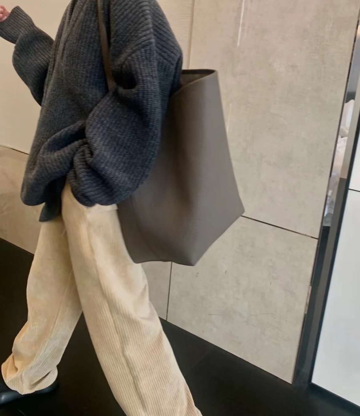 กระเป๋าหนังวัวสำหรับฤดูใบไม้ร่ - Women Bags Dkny บทวิจารณ์และราคา